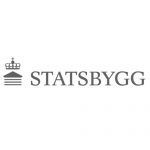 Logotipo de Statsbygg con un icono de edificio estilizado y texto gris sobre fondo blanco.