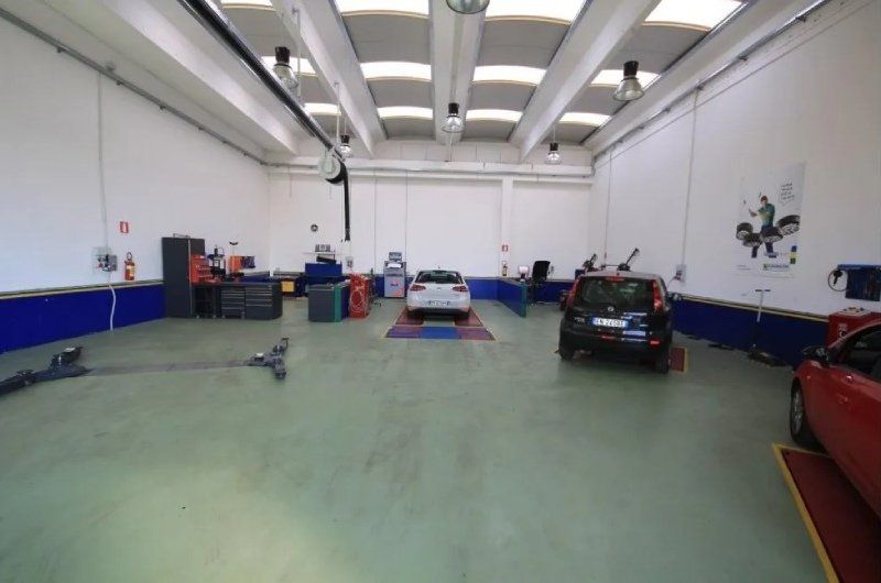 Interno autofficina con auto