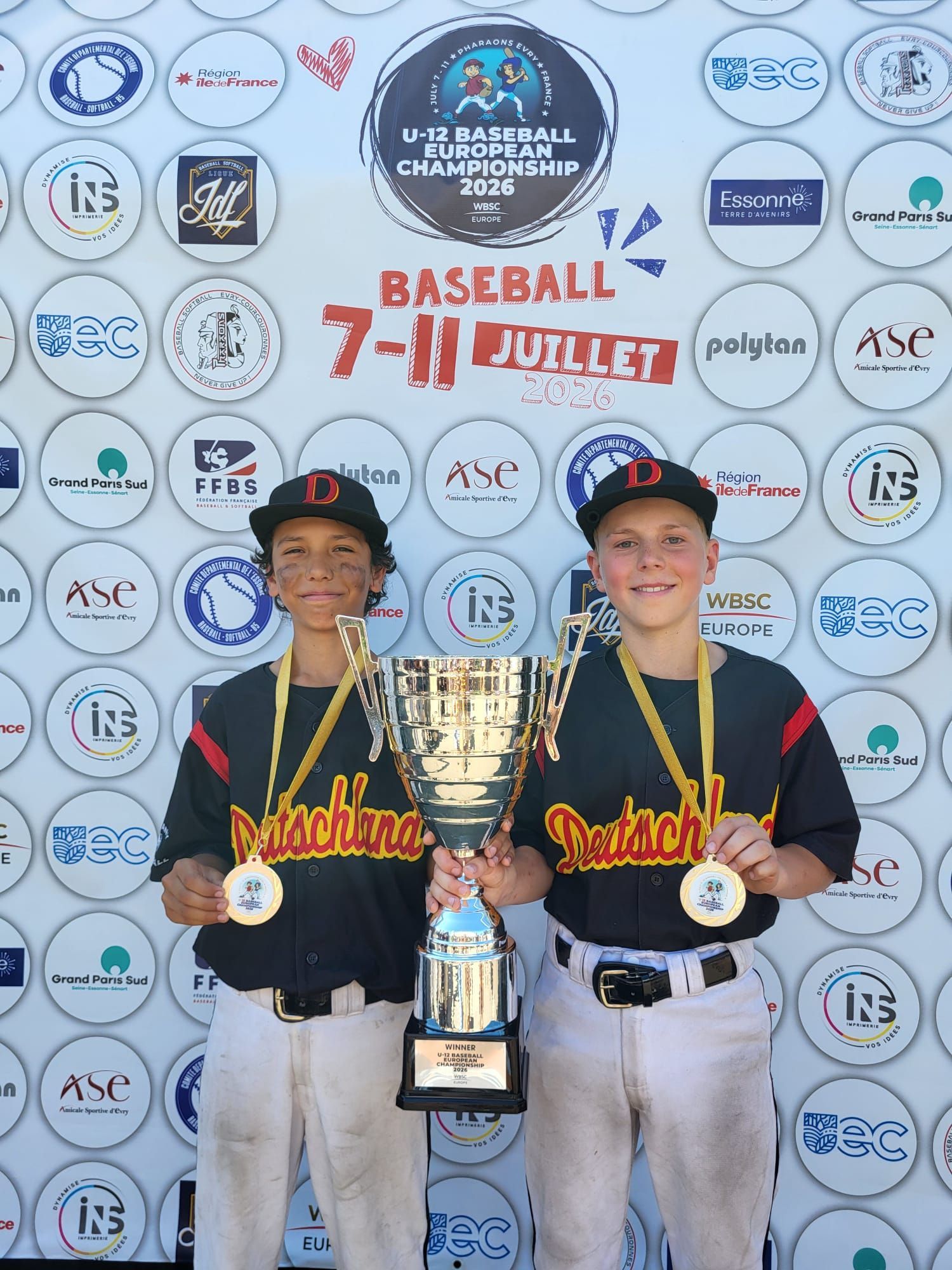 Felipe Garcia Sacharow und Tim Krüger halten gemeinsam den Pokal