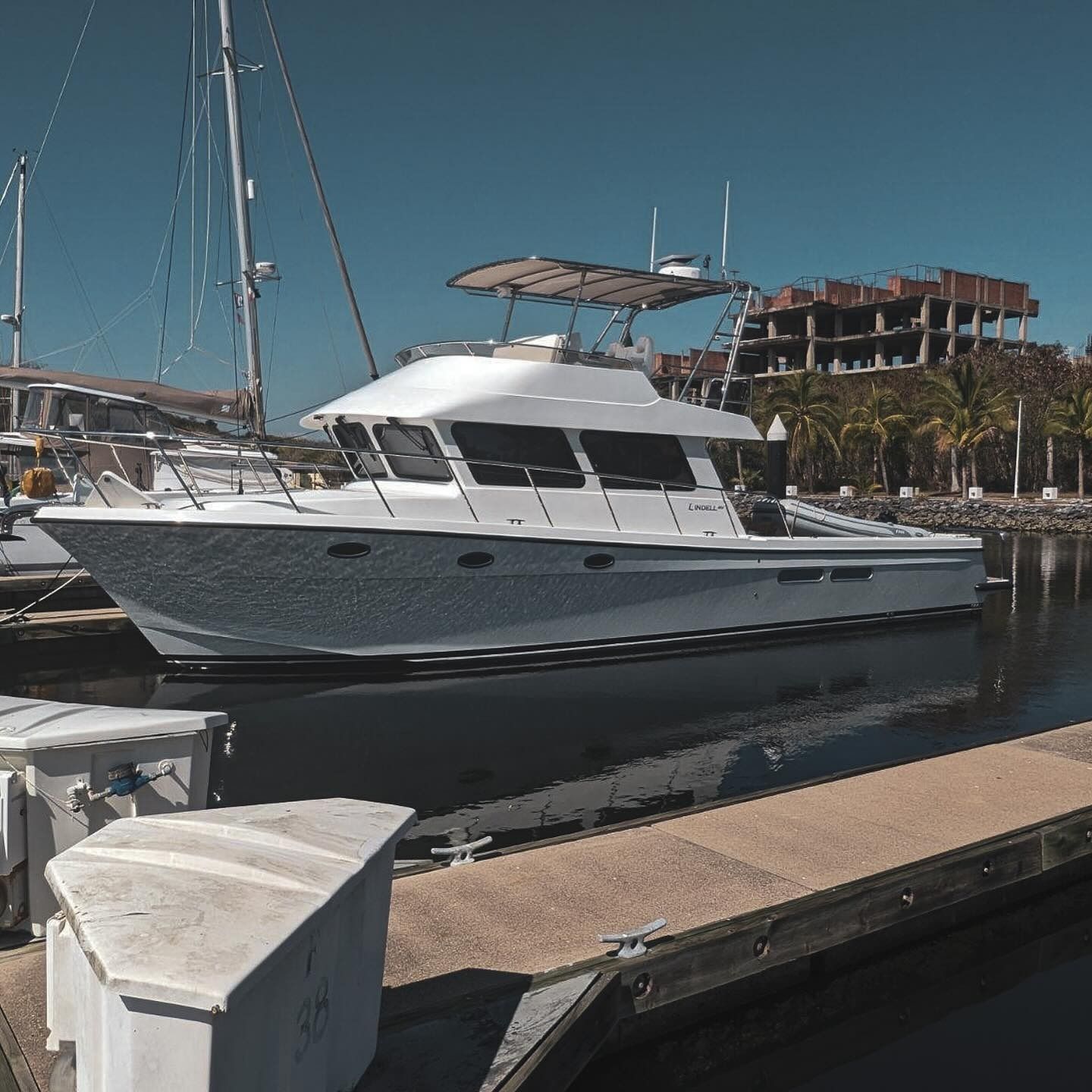 Lindell yacht with stainless steel railings and radar arch by Tanner Manufacturing.
