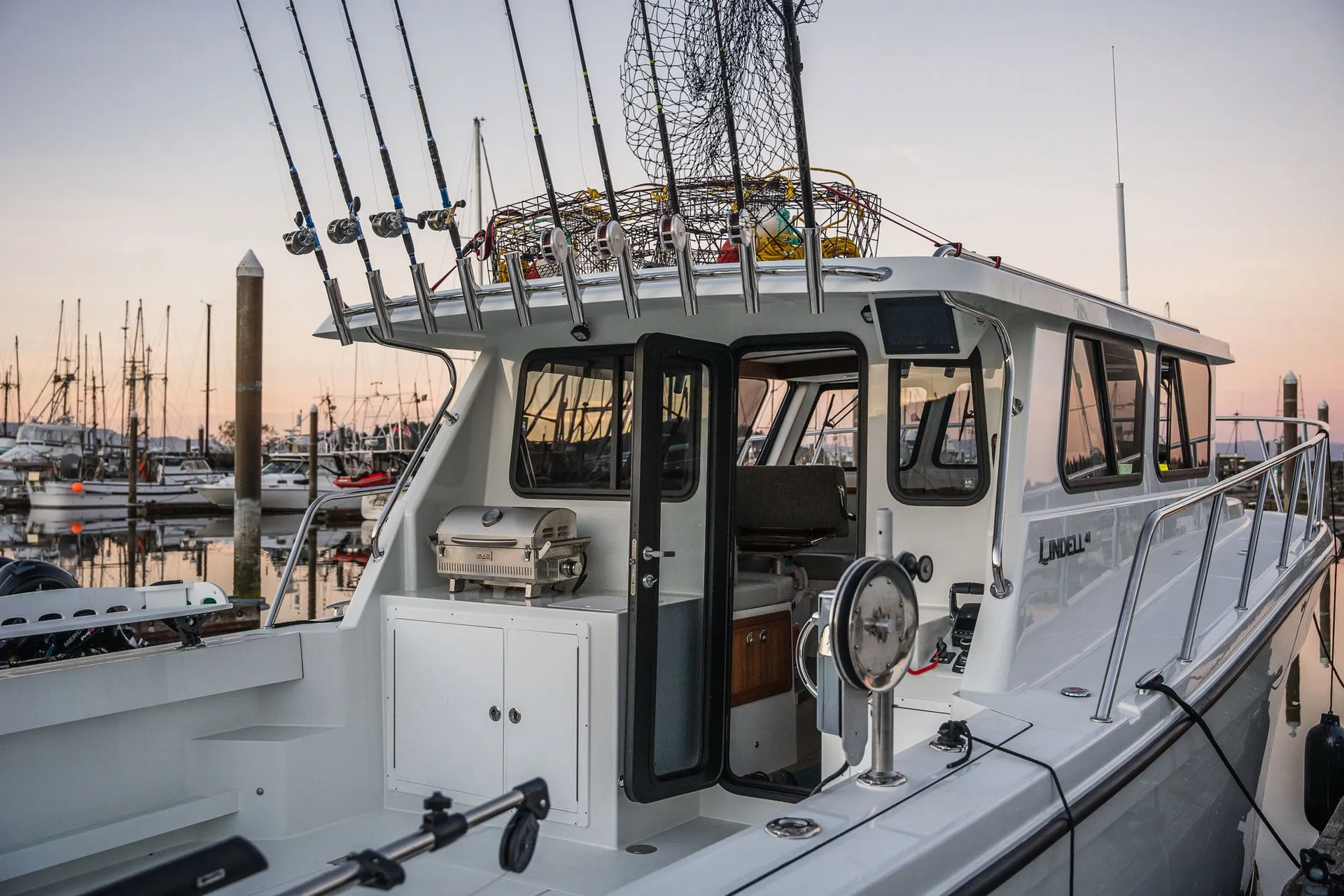 Lindell yacht with stainless steel railings and rod holder bar from Tanner Manufacturing.