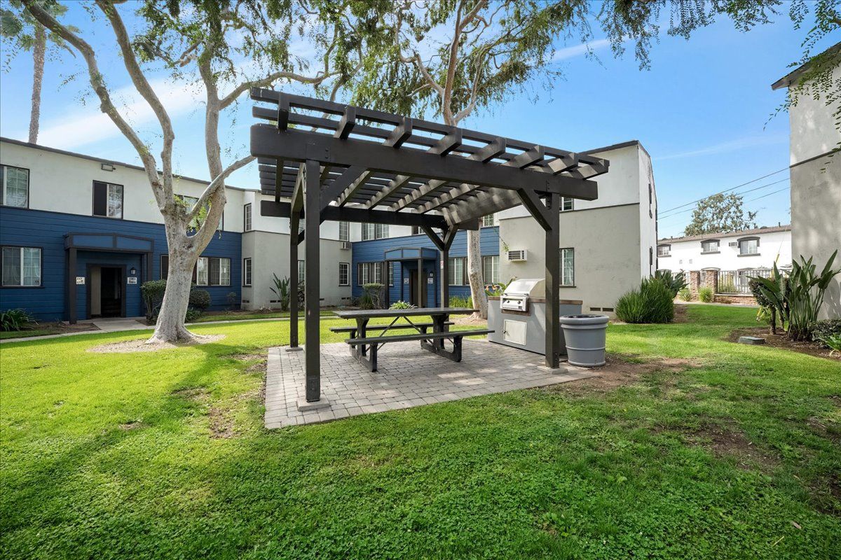 Sliding Photo Gallery Displaying Apartment Exterior Amenities