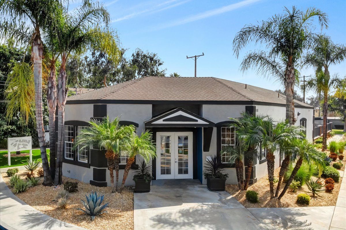 Sliding Photo Gallery Displaying Apartment Exterior Amenities