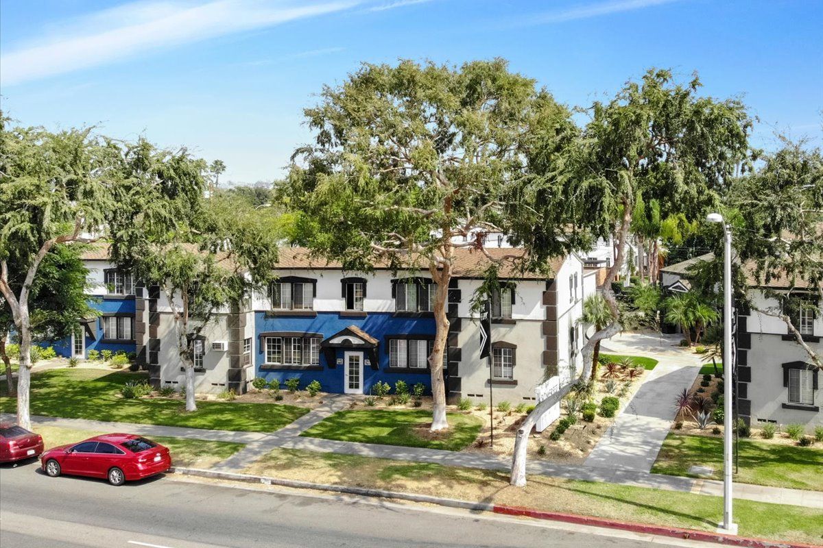Sliding Photo Gallery Displaying Apartment Exterior Amenities