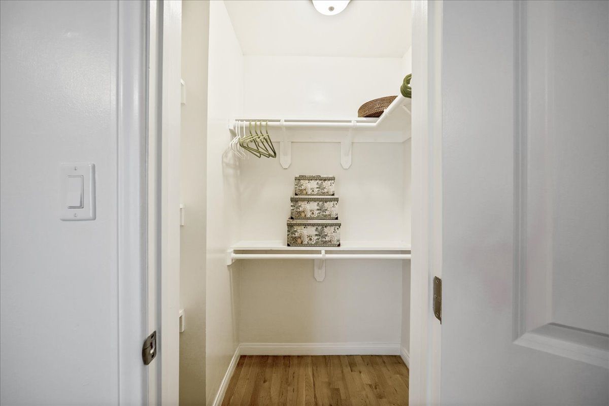 Sliding Photo Gallery Displaying Apartment Interior Amenities