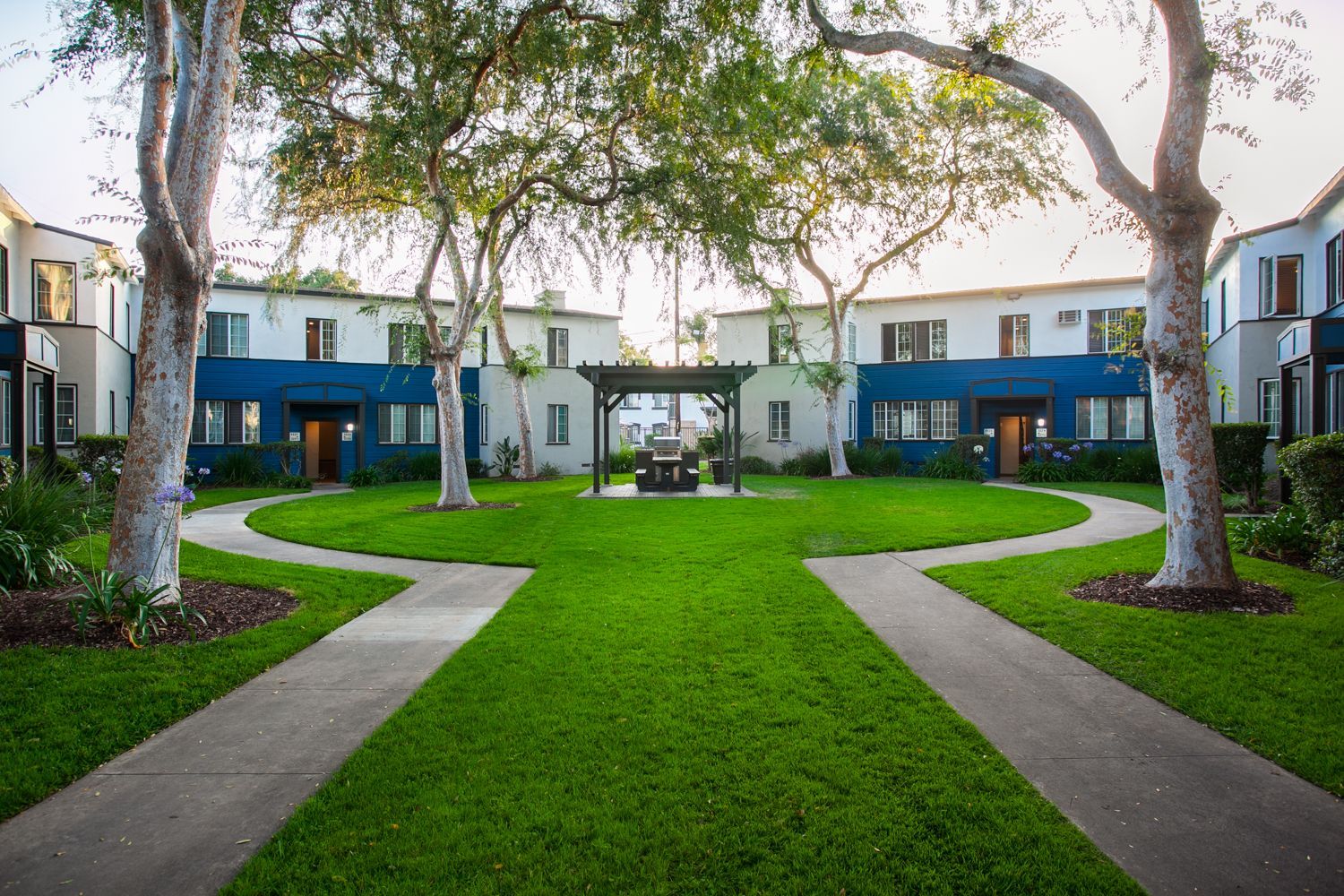 Sliding Photo Gallery Displaying Apartment Exterior Amenities