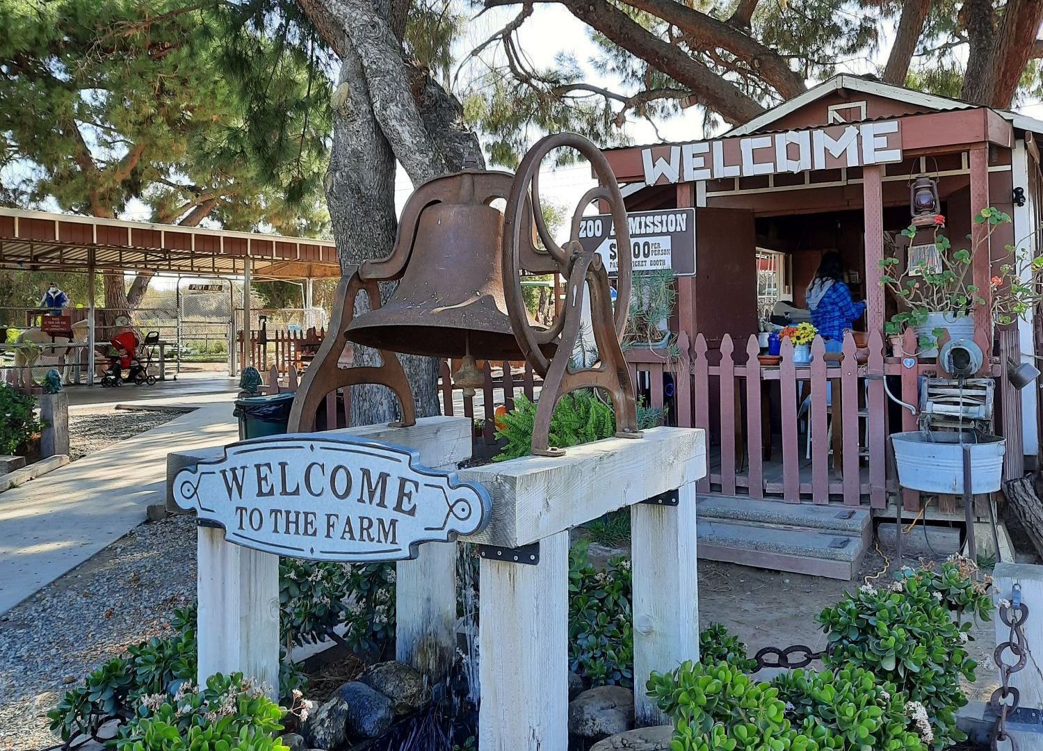 welcome signs to a farm