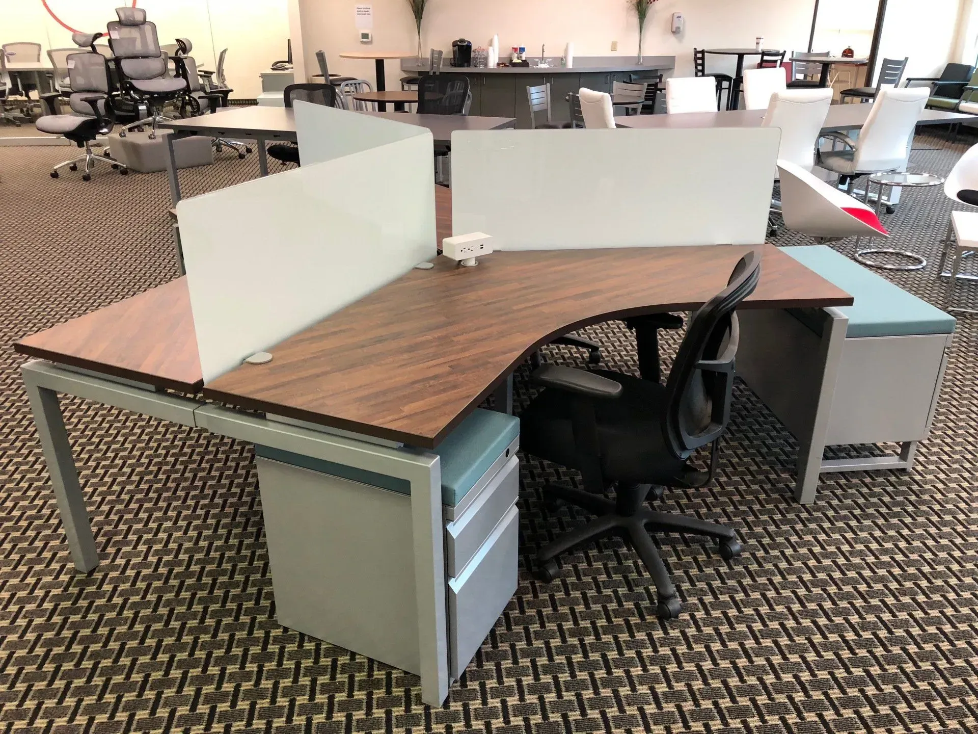 A room with a lot of desks and chairs in it