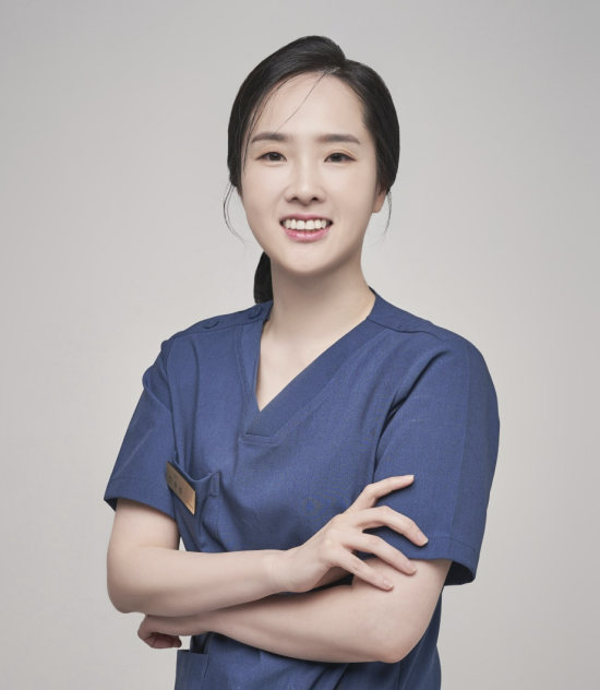 Dr. Jung Yoo-jin, Medical Director of Apgujeong EU:GENES Skin Clinic