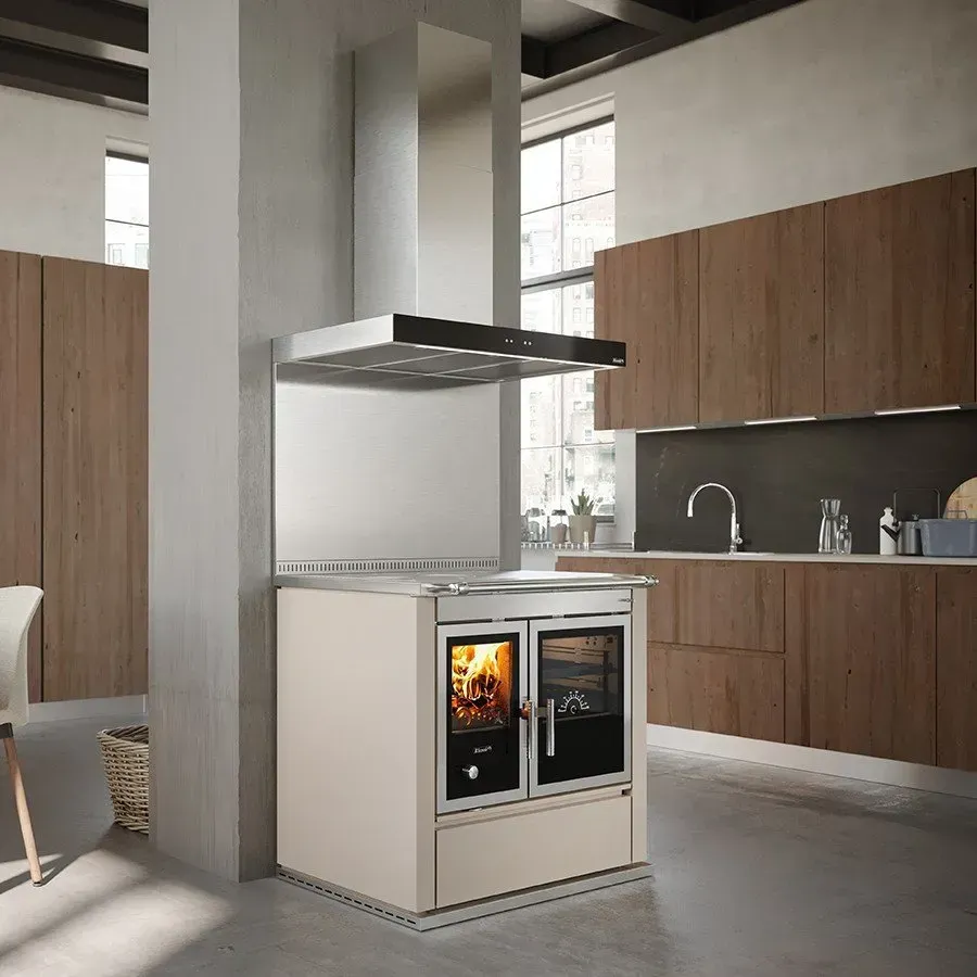 Cucina moderna con cappa centrale in acciaio inox e isola bianca con stufa a legna integrata.