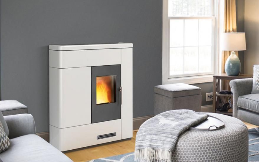 Caminetto bianco moderno in un soggiorno grigio con fuoco acceso, divano, pouf e finestra.