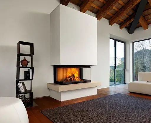Soggiorno moderno con camino ad angolo, scaffali a muro, soffitto in legno e ampie finestre.