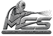 Operaio con indumenti protettivi vernicia a spruzzo una struttura metallica con la scritta