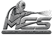 Operaio con indumenti protettivi vernicia a spruzzo una struttura metallica con la scritta