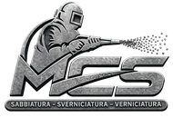 Operaio con indumenti protettivi vernicia a spruzzo una struttura metallica con la scritta