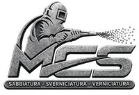 Operaio con indumenti protettivi vernicia a spruzzo una struttura metallica con la scritta