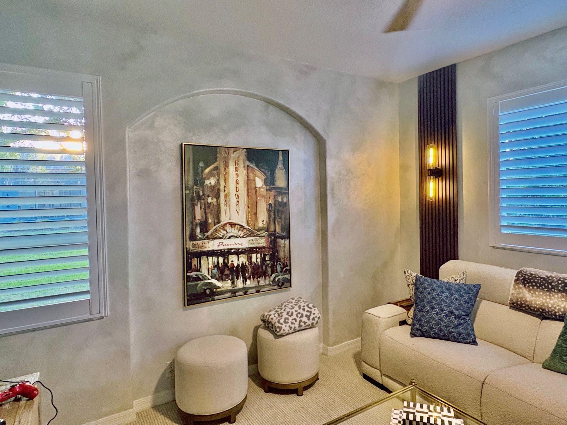 Arched alcove with warm Venetian plaster walls and framed artwork