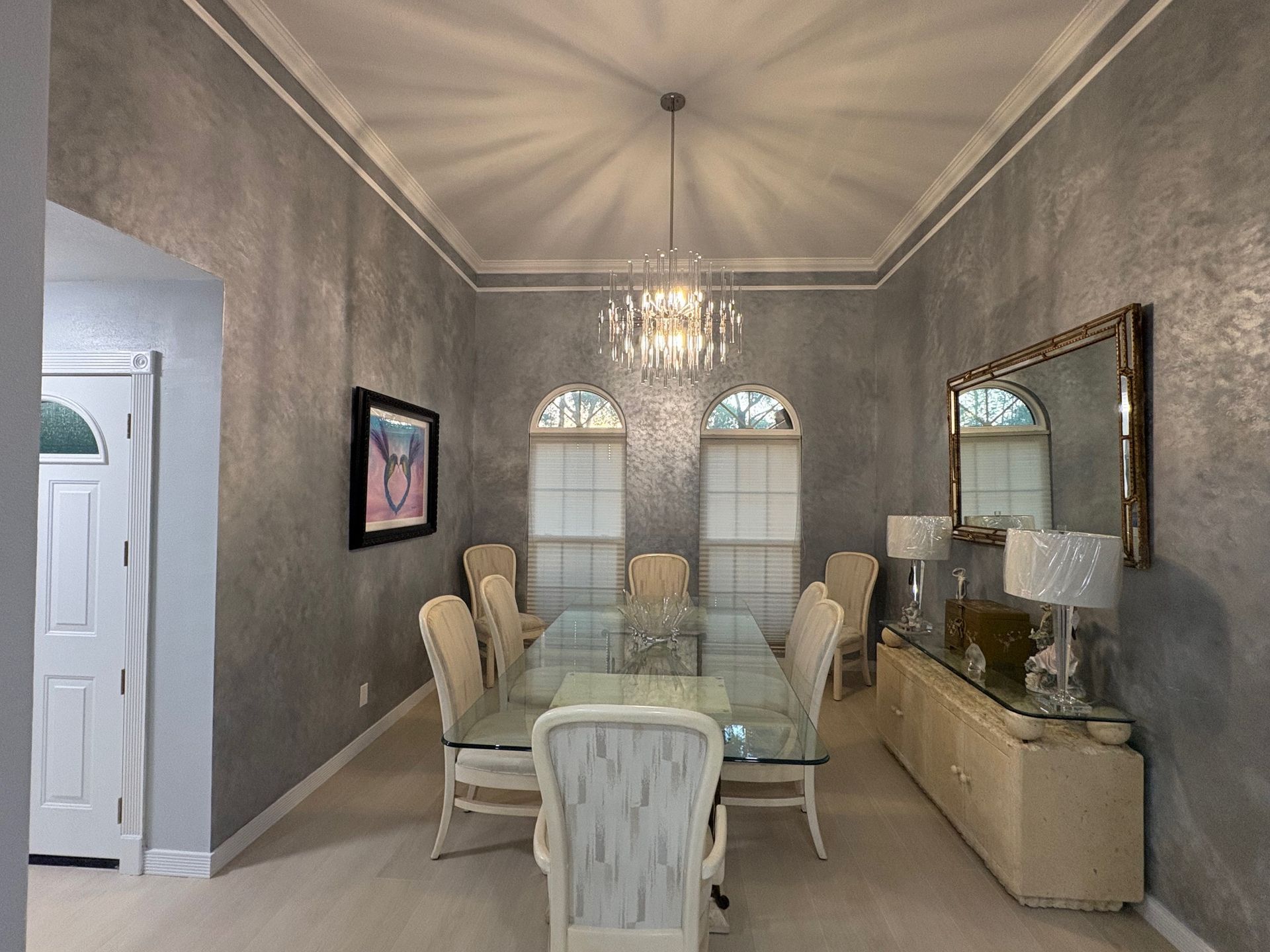 Dining room with textured plaster walls in a Central Oregon home