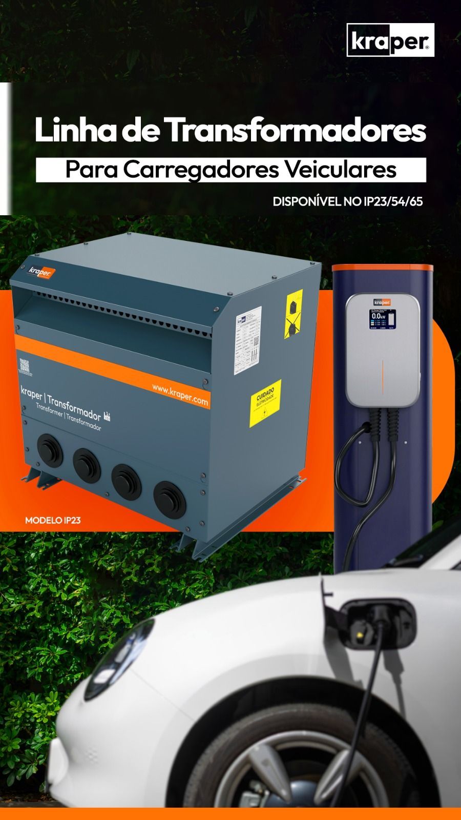 Een rij transformatoren voor voertuigladers, met grijze apparatuur en een foto van een elektrische auto die wordt opgeladen.