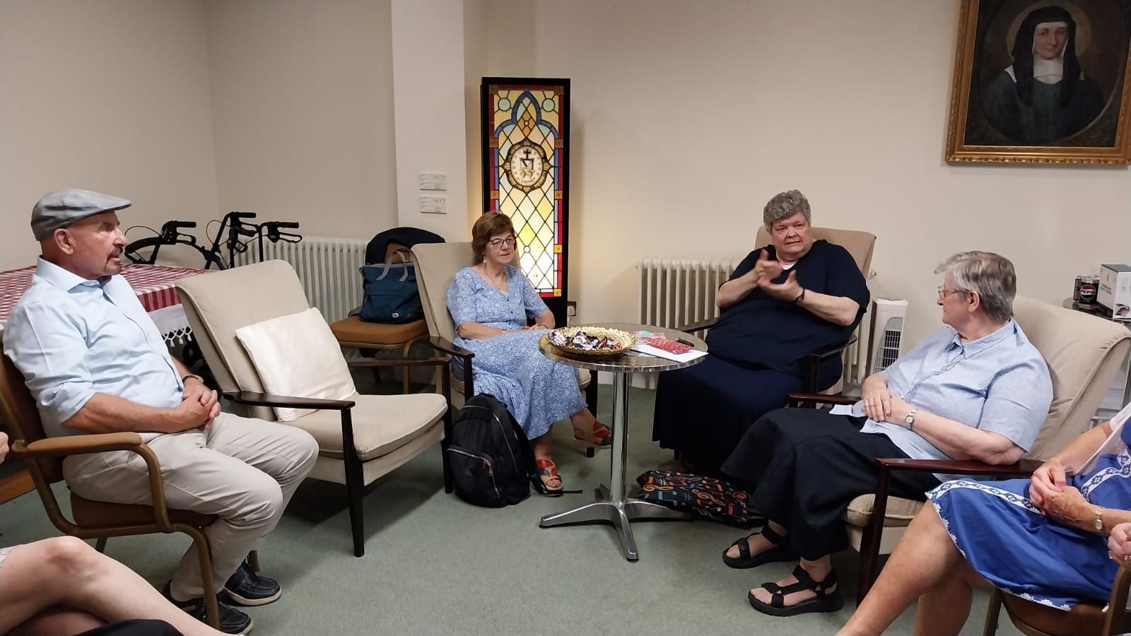 A group of people are sitting in chairs in a room.