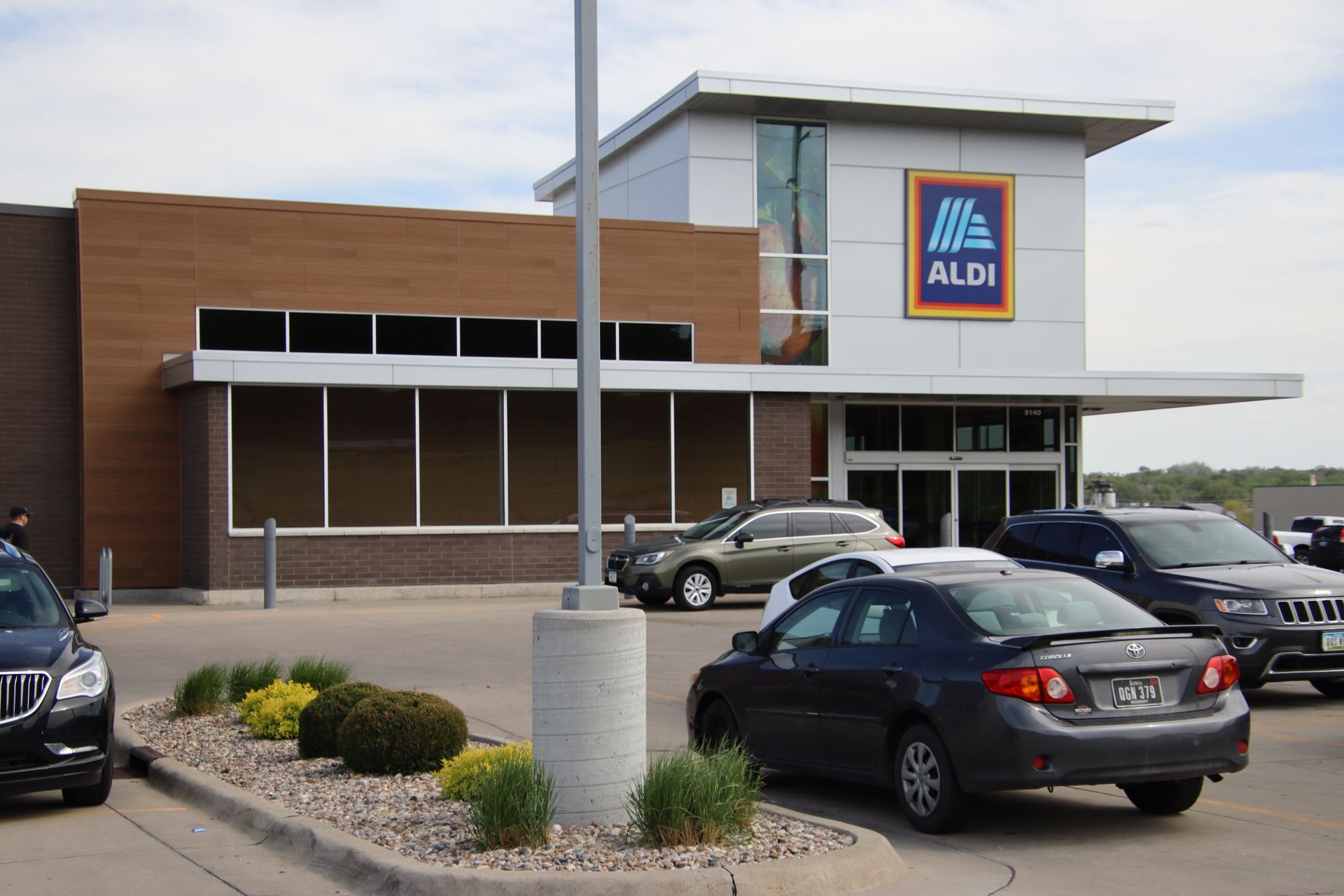 Exterior of an ALDI grocery store with parked cars in front