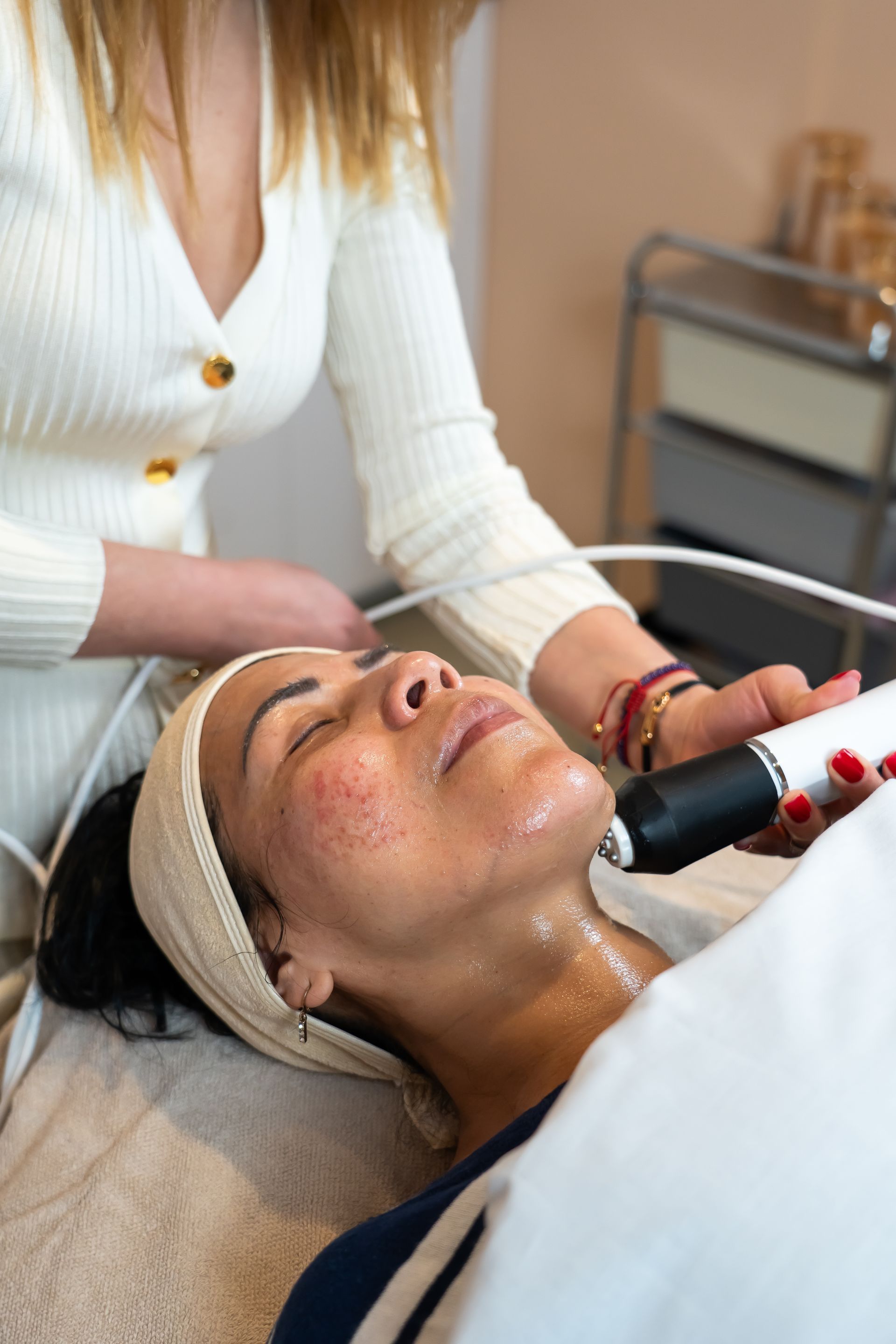 Gustil Facial Lifting in clinic