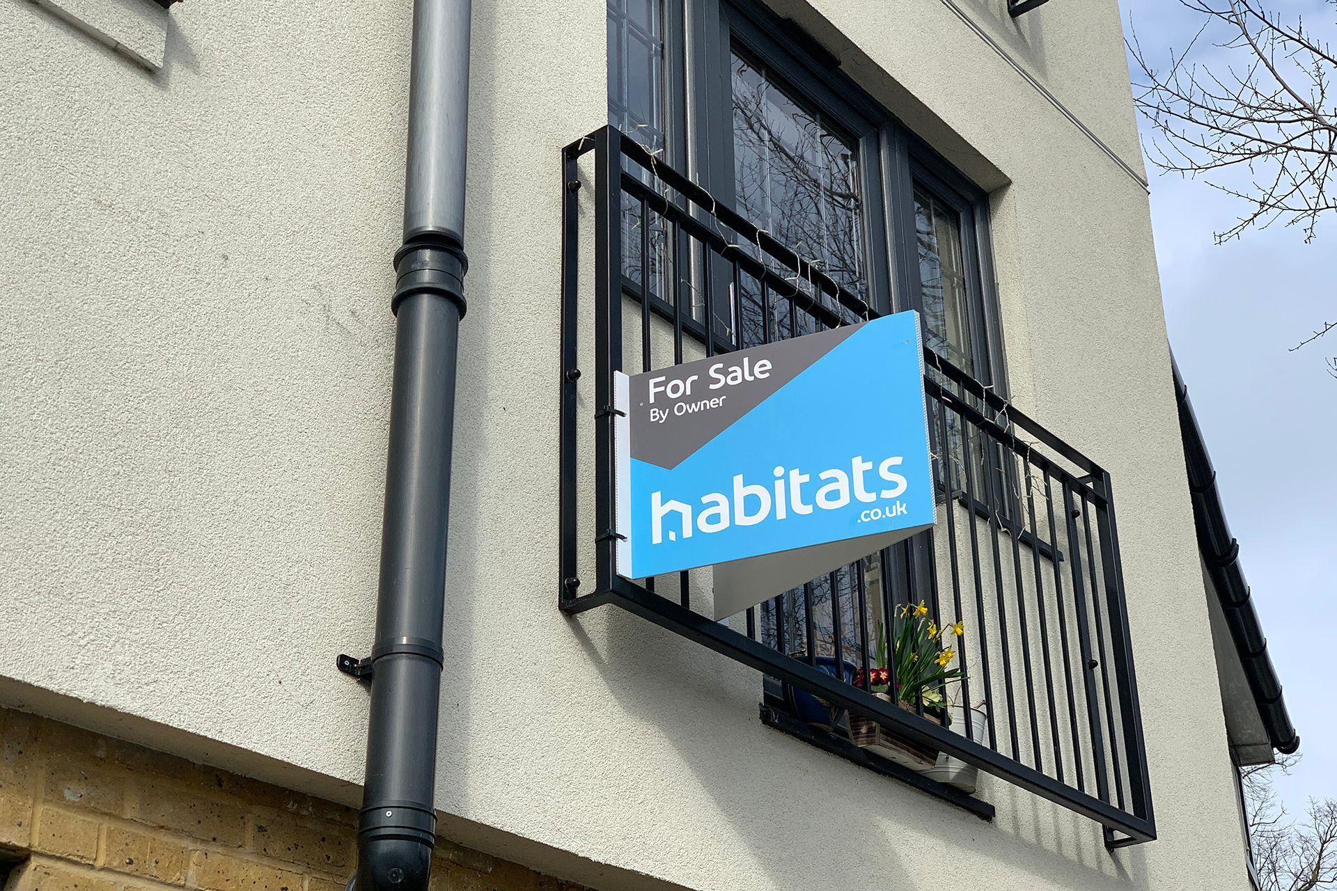 Wall mounted V-board for estate agents