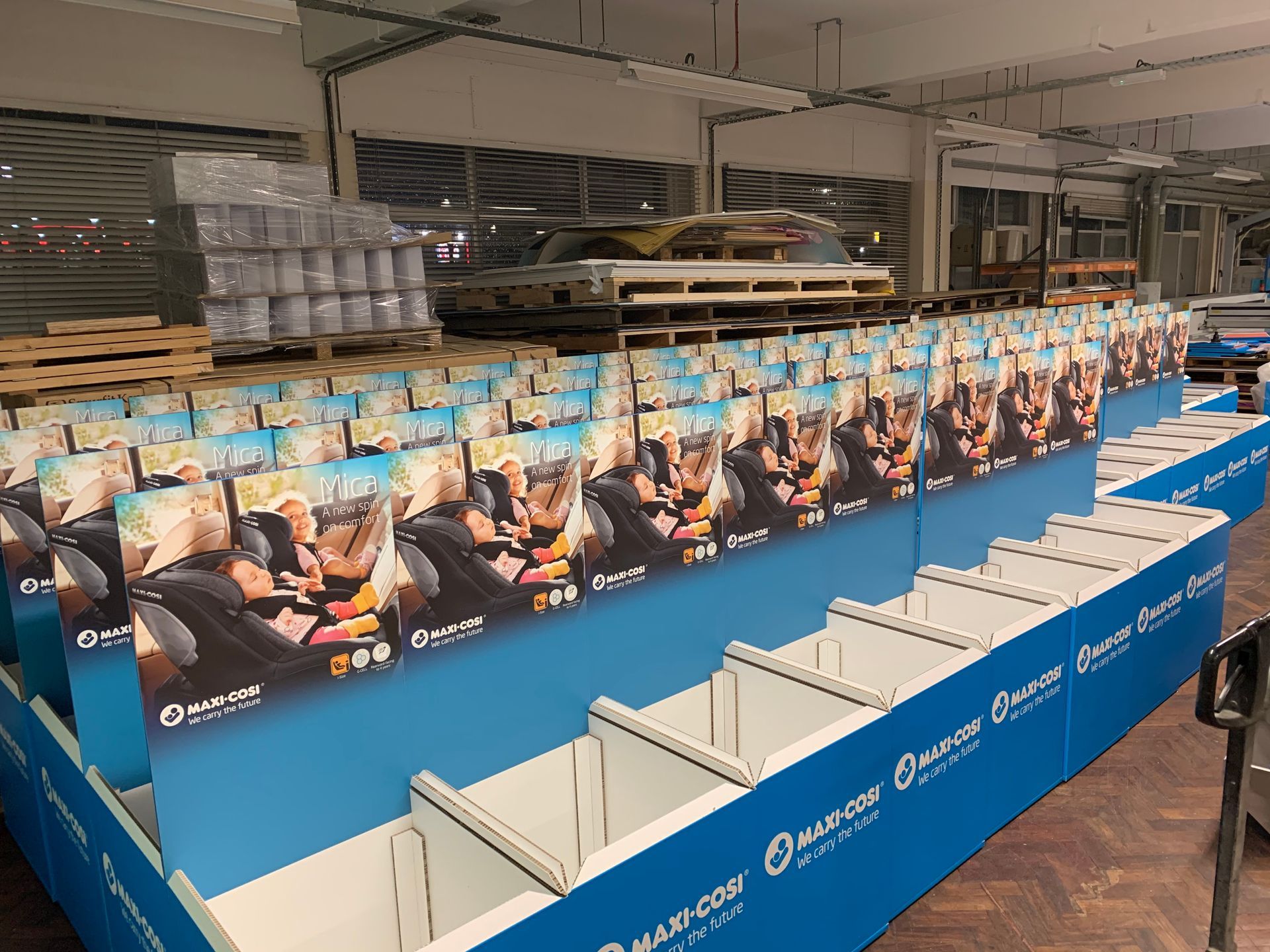 Flat pack Card Maxi-cosi branded display plinth