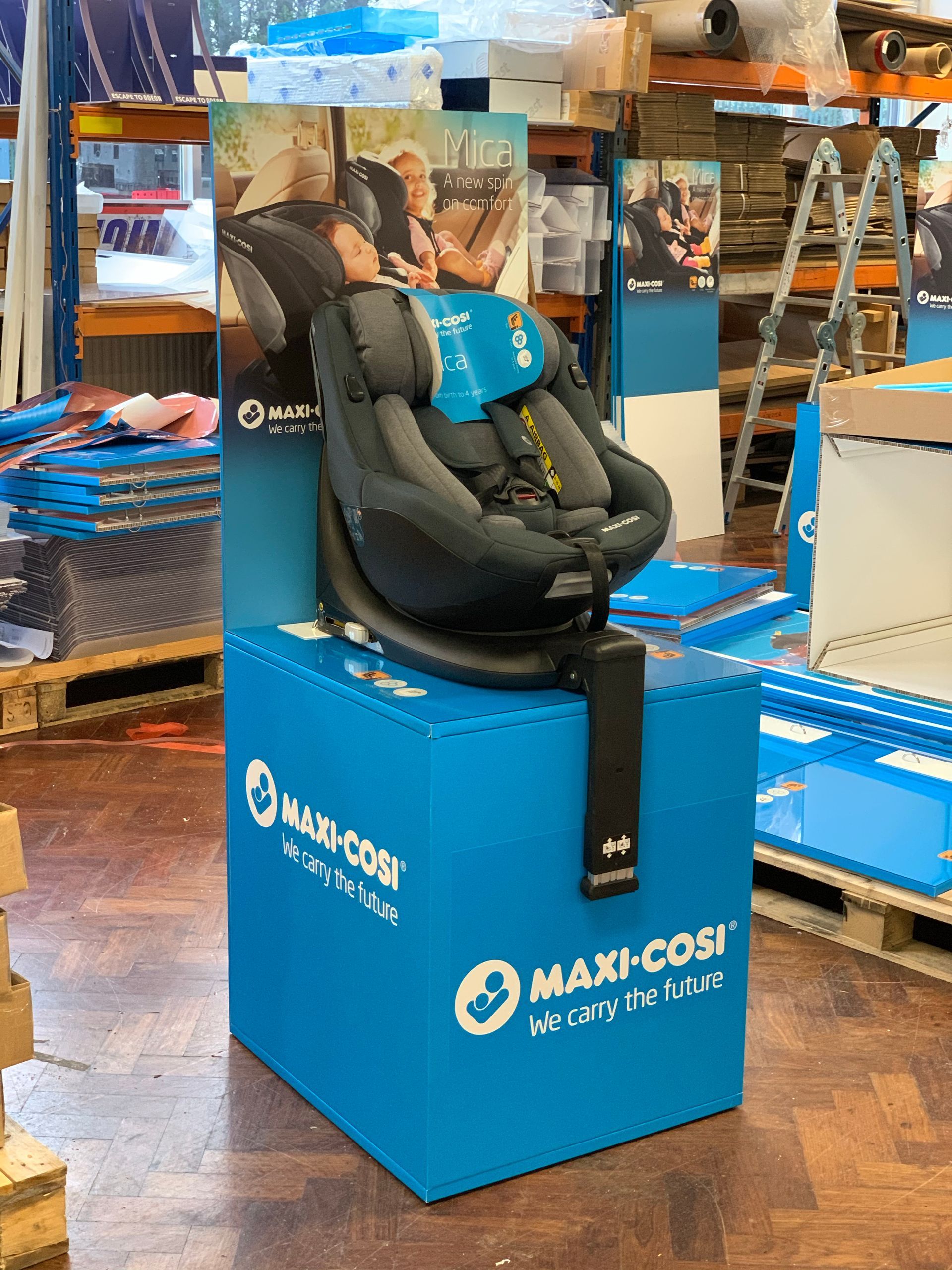 Card Maxi-cosi branded display plinth