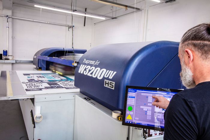W3200uv flat bed printing machine in action