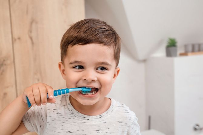 Bambino si lava i denti prima della visita dal dentista per bambini a Firenze