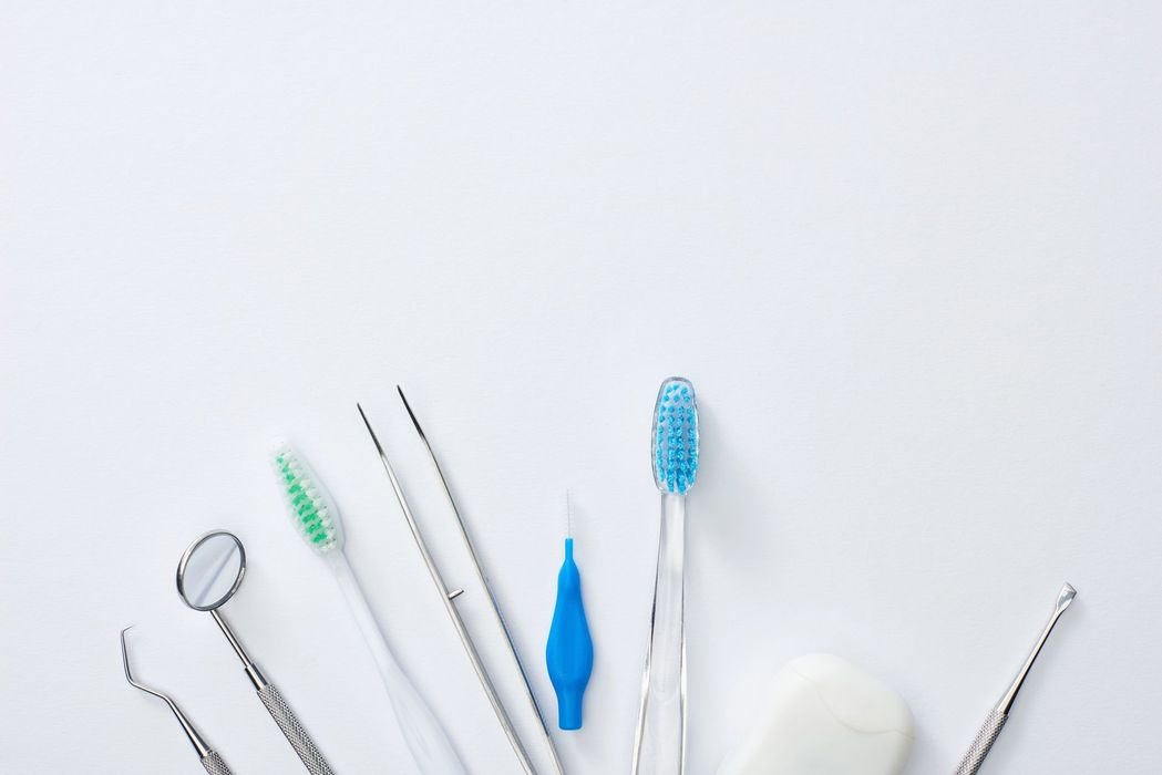 Una donna tiene un apparecchio trasparente davanti ai denti.