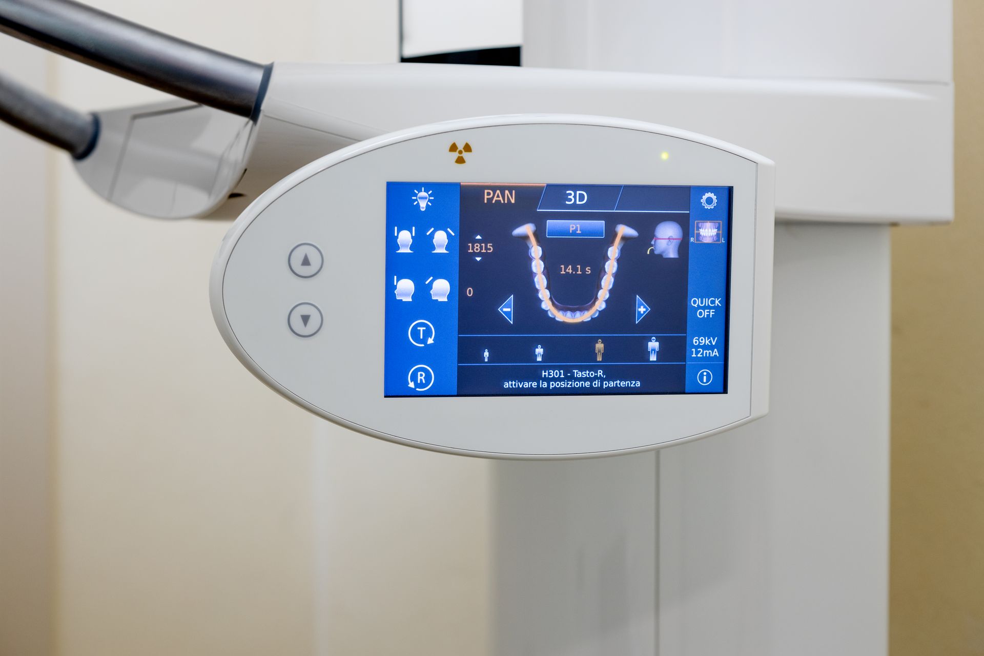 Pannello di controllo per apparecchio radiografico dentale con display touchscreen blu e pulsanti circolari con icone di impostazione.
