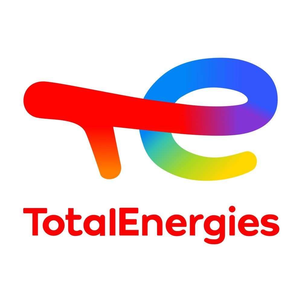 Logo di TotalEnergies con simbolo “TE” multicolore e marchio denominativo rosso su sfondo bianco.