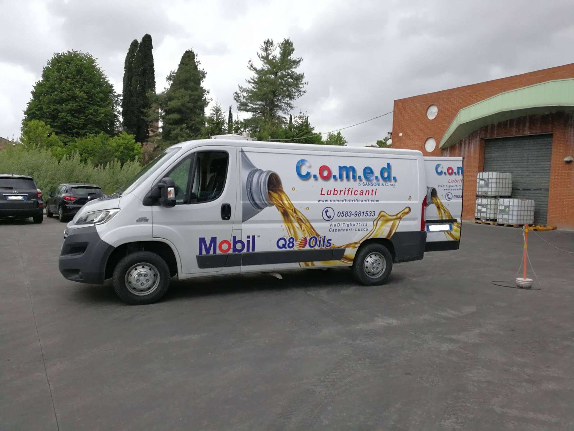 Un furgone commerciale bianco con i loghi