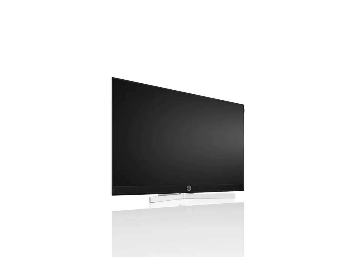 Loewe Stellar OLED-Fernseher mit mondbeschienener Szene auf dunklem Bildschirm, 55-Zoll-Etikett und Produktlogos.
