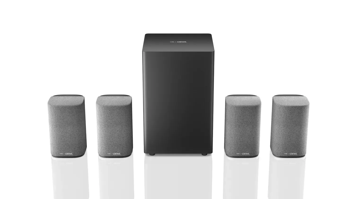 Schwarze Soundbar, flankiert von vier kleinen grauen Lautsprechern auf weißem Hintergrund