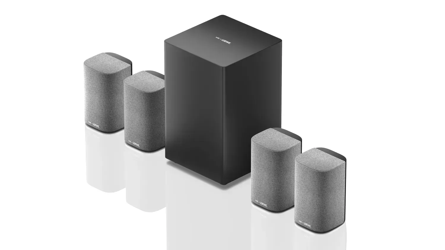 Schwarze Soundbar, flankiert von vier kleinen grauen Lautsprechern auf weißem Hintergrund