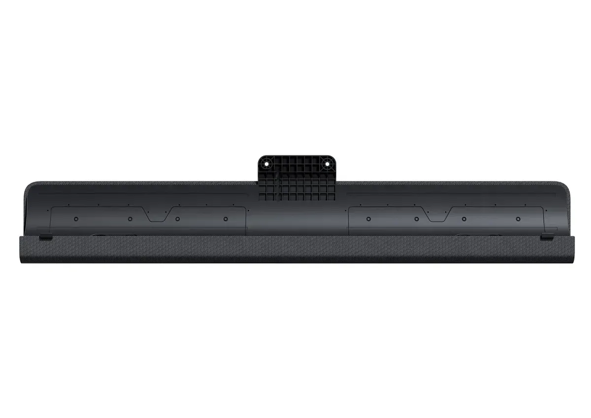 Schwarzer, an der Wand montierter Soundbar-Lautsprecher auf weißem Hintergrund