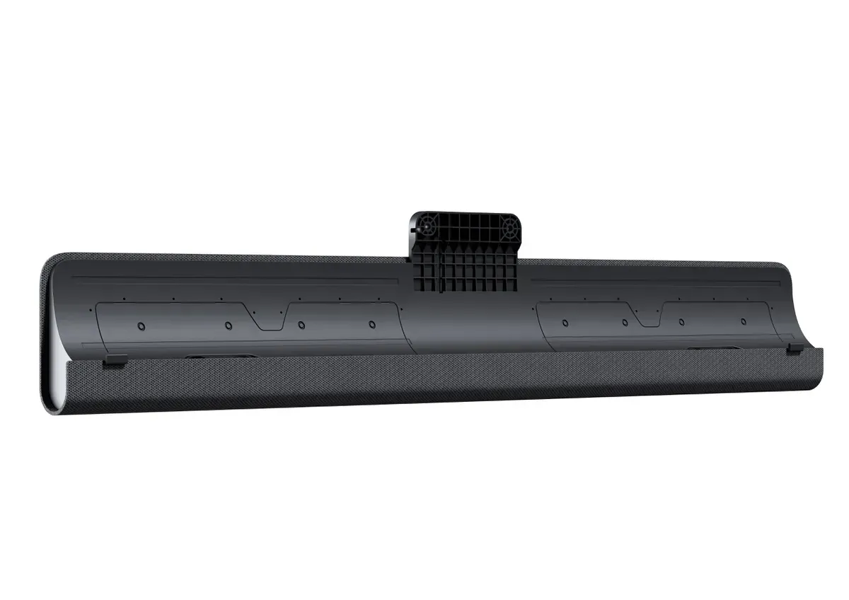 Schwarzer, an der Wand montierter Soundbar-Lautsprecher auf weißem Hintergrund