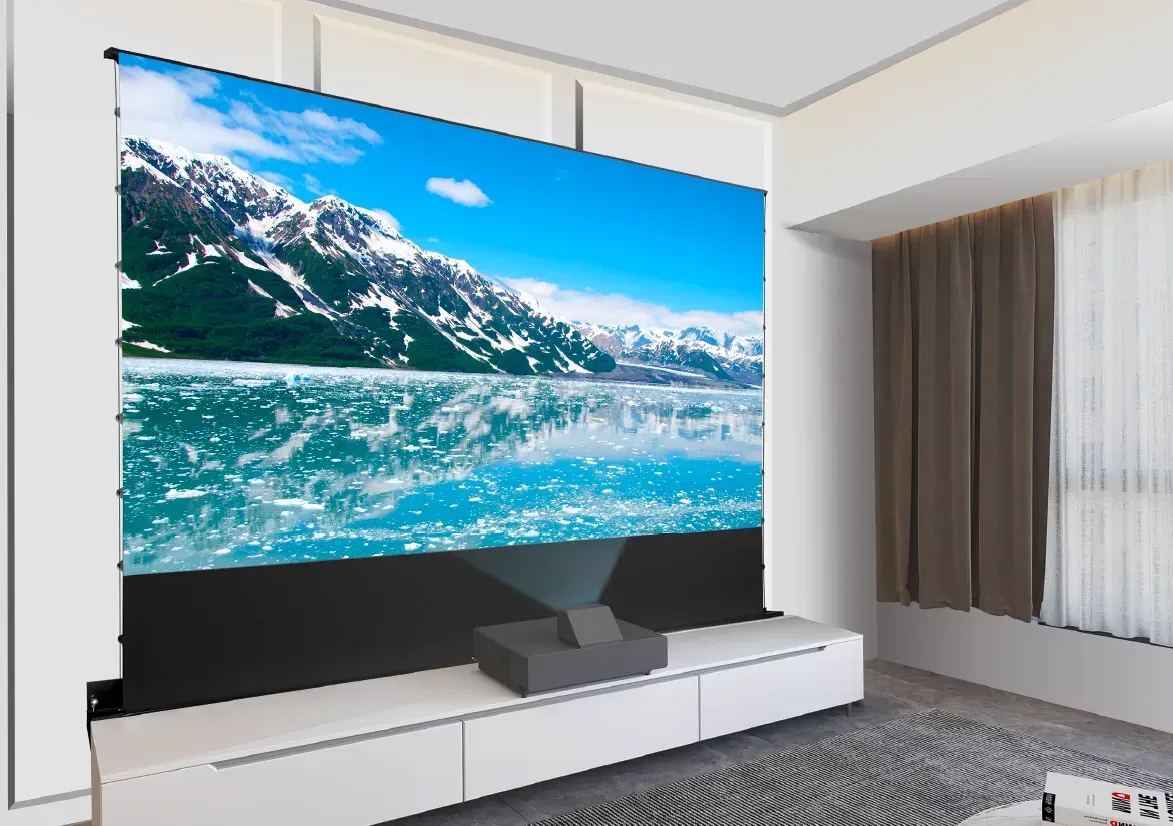 Großer Flachbildfernseher mit Darstellung eines schneebedeckten Berges über Wüstendünen in einem modernen Zimmer