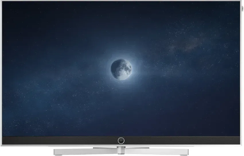 Flachbildfernseher, der einen dunklen Nachthimmel mit einem hellen Mond in der Mitte des Bildschirms anzeigt