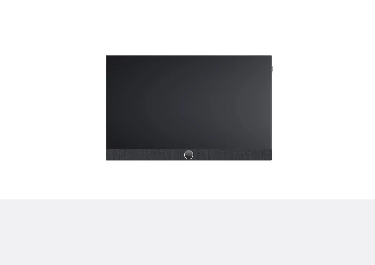 Loewe Callas Fernseher mit leuchtend rot-orangefarbenem abstraktem Display auf einem geschwungenen Standfuß, 32-Zoll-TV
