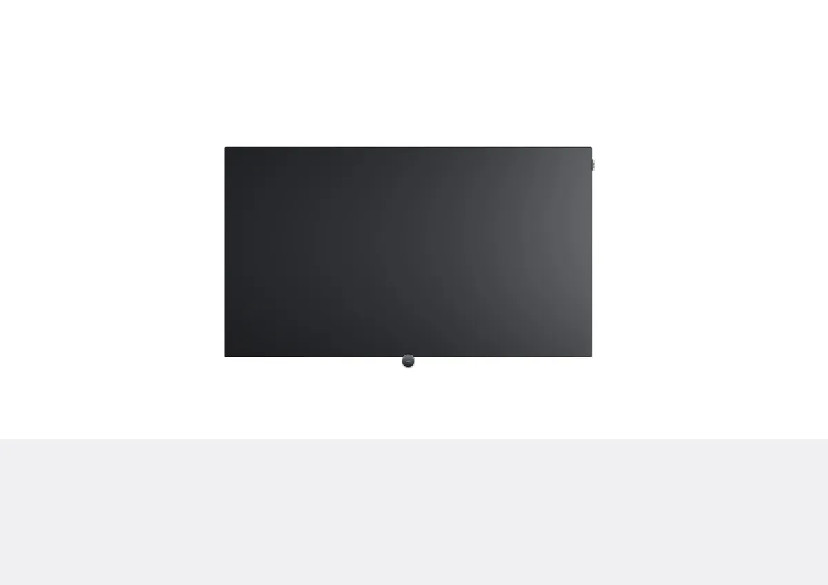 Großer schwarzer Flachbildfernseher auf einem Ständer vor einem schlichten weißen Hintergrund