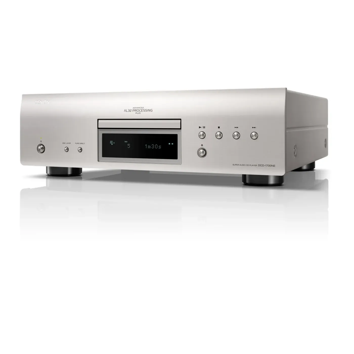 Silberner AV-Receiver mit Fernbedienung auf weißem Hintergrund