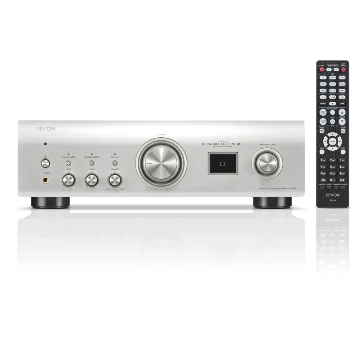Silberner Stereo-Receiver mit Fernbedienung auf weißem Hintergrund
