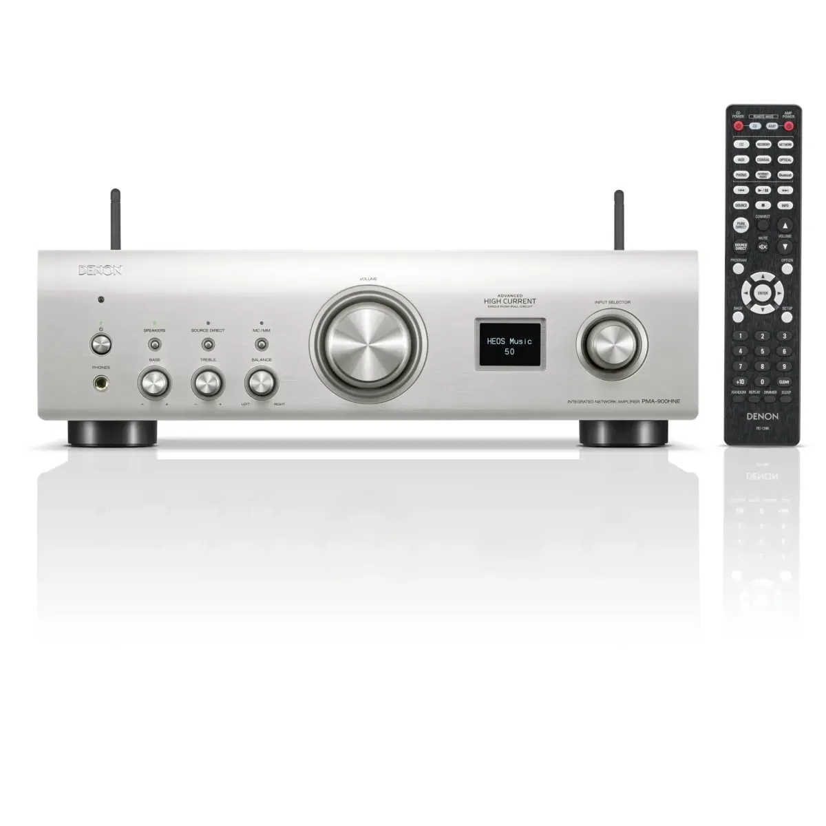 Silberner Stereo-Receiver mit Fernbedienung auf weißem Hintergrund