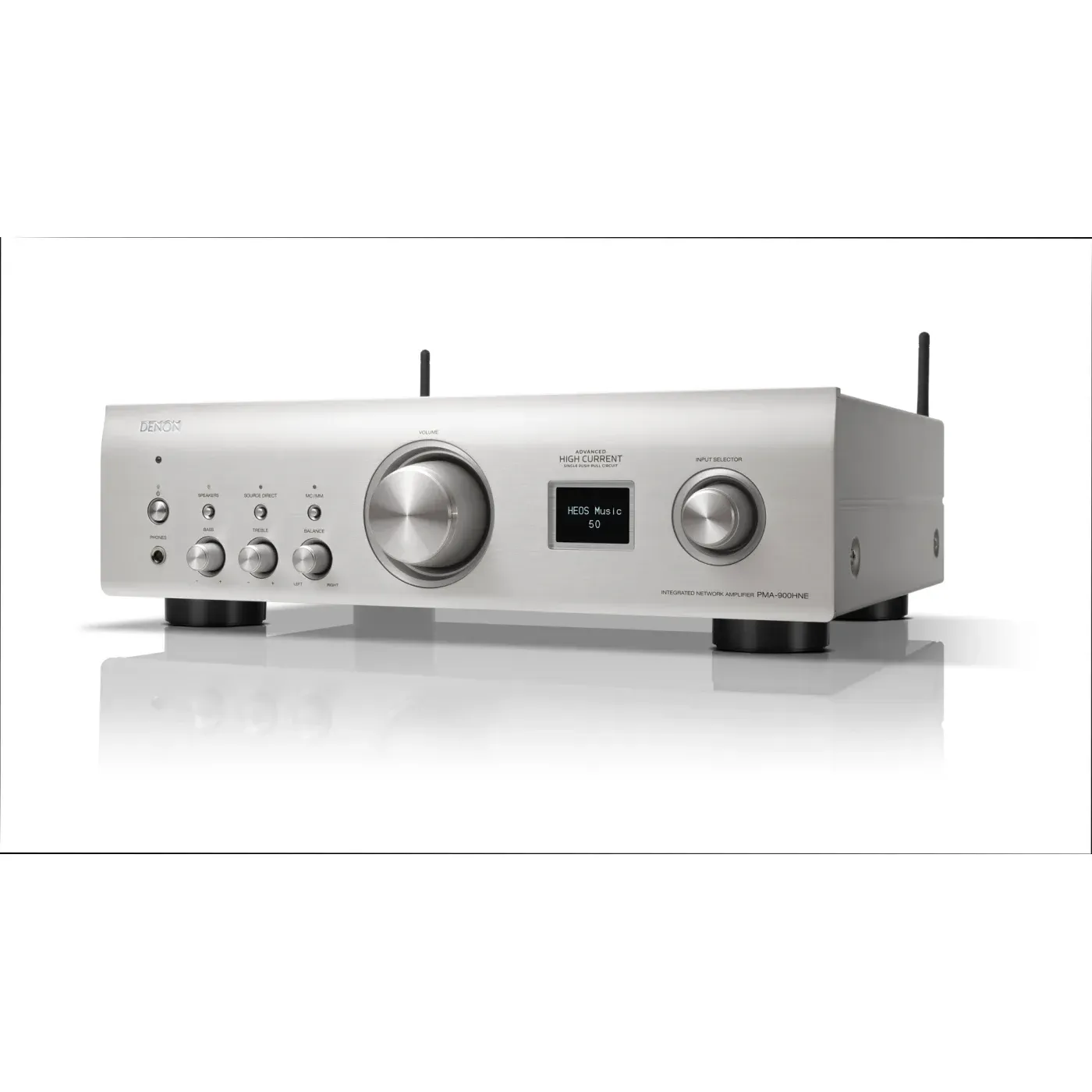 Silberner Stereo-Receiver mit Fernbedienung auf weißem Hintergrund