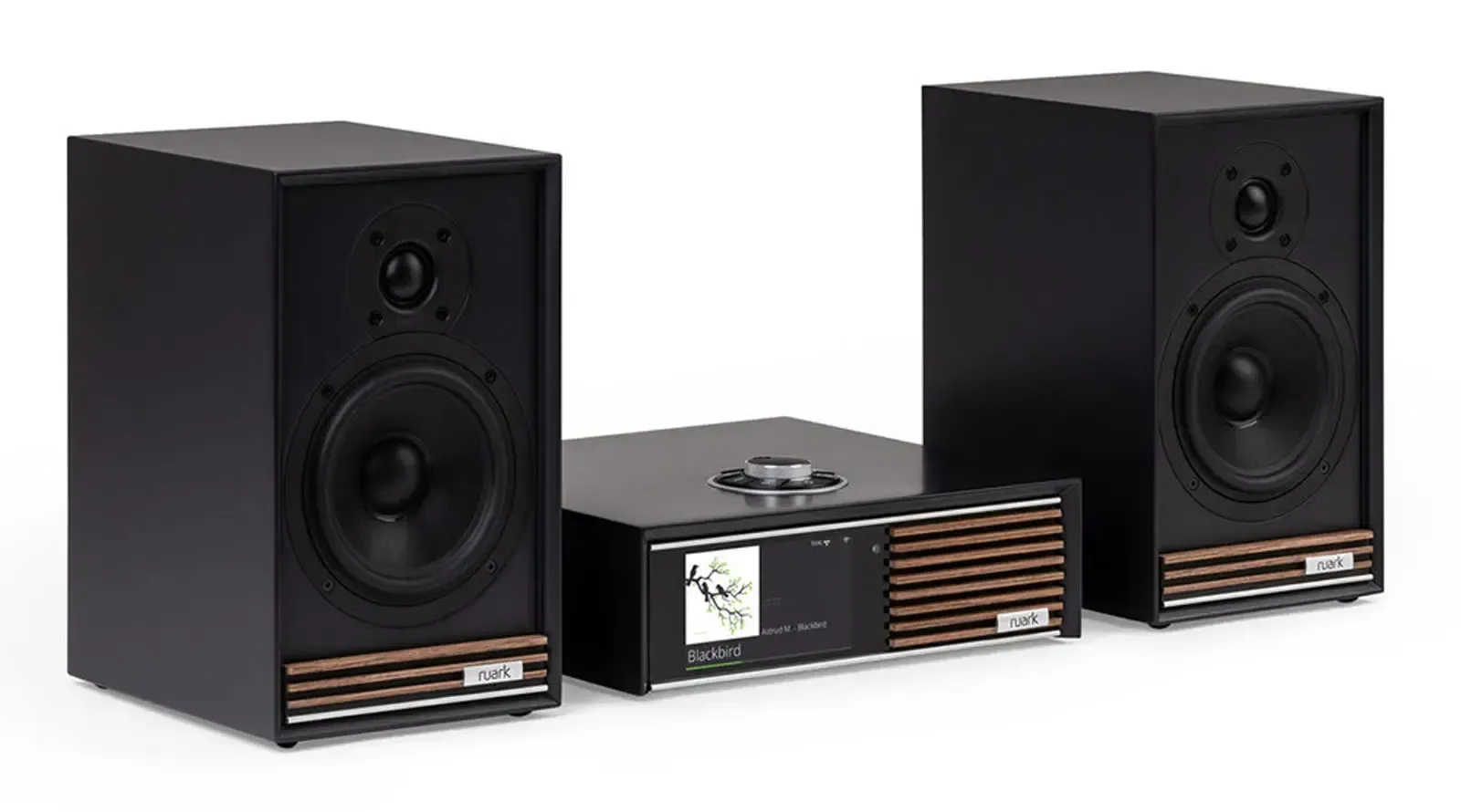 Schwarzes Stereo-Lautsprecherset mit Verstärker und zwei großen Lautsprechern auf weißem Hintergrund