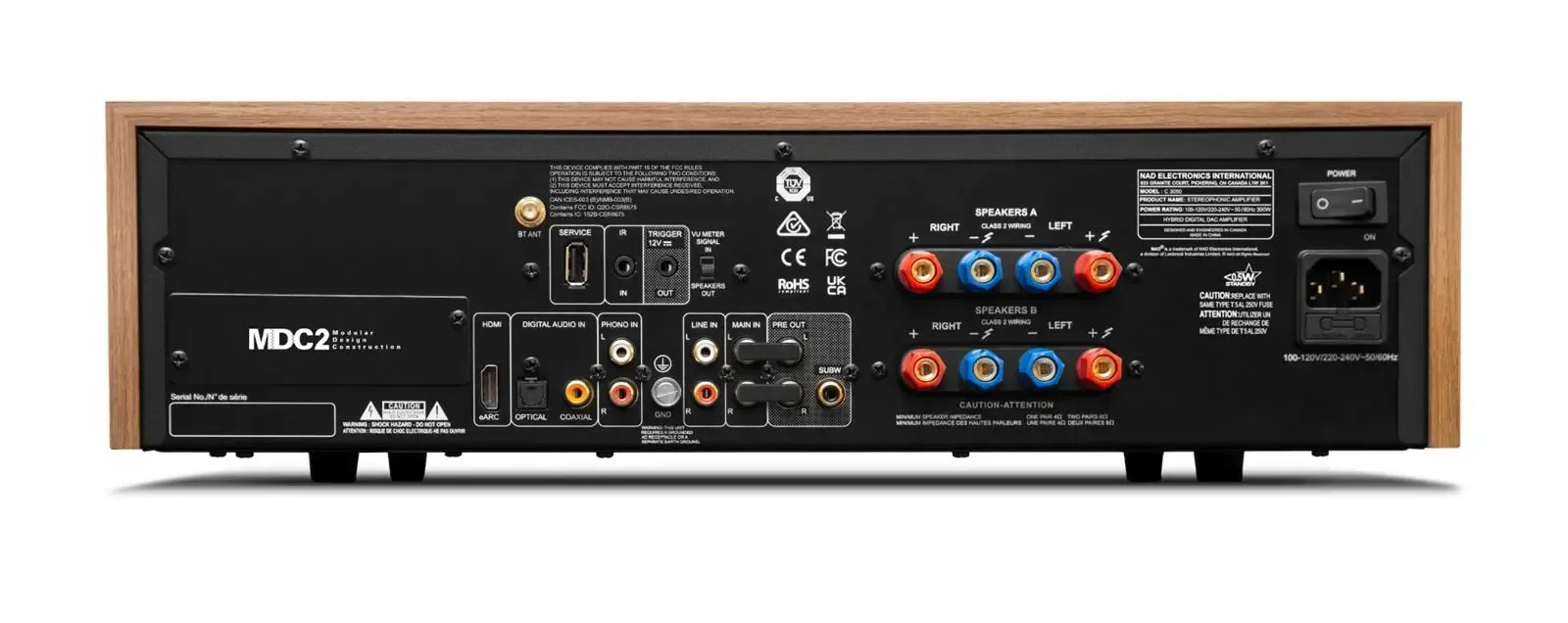 Vintage schwarzer Stereo-Verstärker mit Holzseitenteilen und zwei leuchtenden analogen Anzeigen.